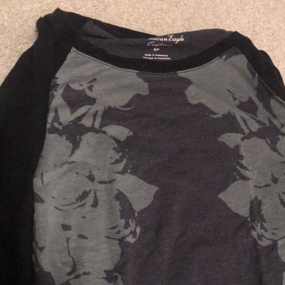 Black and gray long sleeve American Eagle T-shirt
